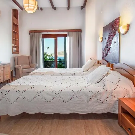 Luxury & Secluded Mediterranean W/ Infinity Pool Willa
