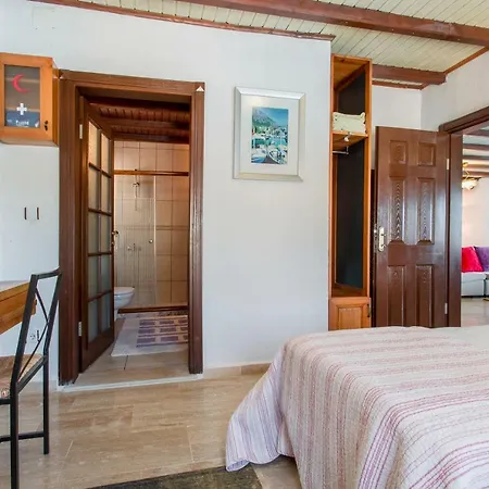 Luxury & Secluded Mediterranean W/ Infinity Pool Willa